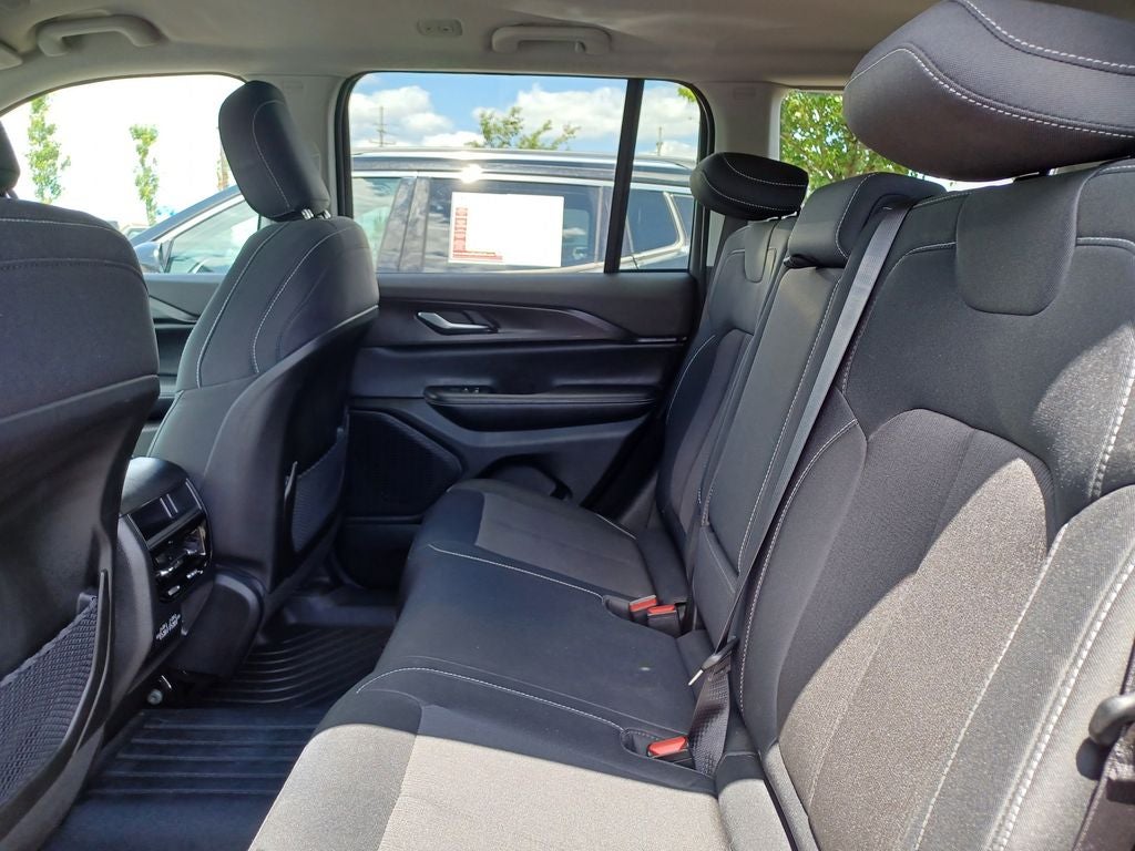 2023 Jeep Grand Cherokee Laredo 4x4