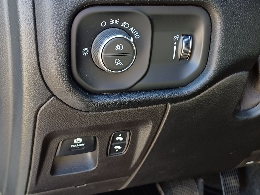 2021 RAM 1500 Big Horn Crew Cab 4x4 5'7' Box