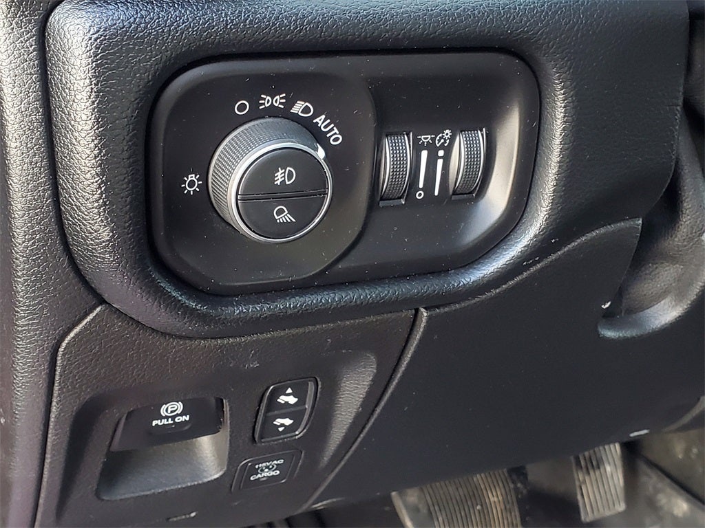 2020 RAM 1500 Laramie Crew Cab 4x4 5'7' Box