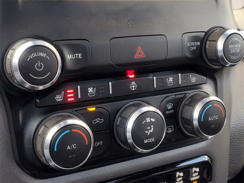 2020 RAM 1500 Laramie Crew Cab 4x4 5'7' Box