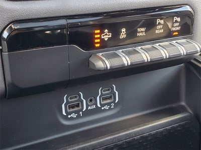 2020 RAM 1500 Laramie Crew Cab 4x4 5'7' Box