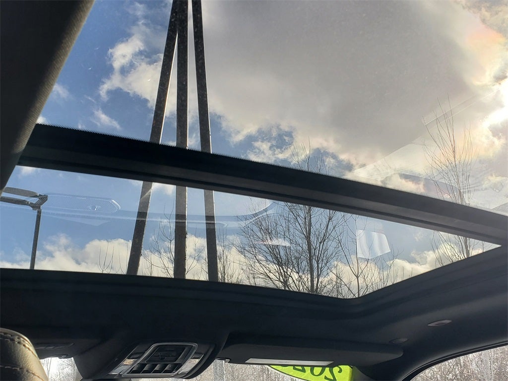 2020 RAM 1500 Laramie Crew Cab 4x4 5'7' Box